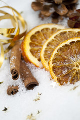Orangenscheiben mit Zimtstangen und Schnee