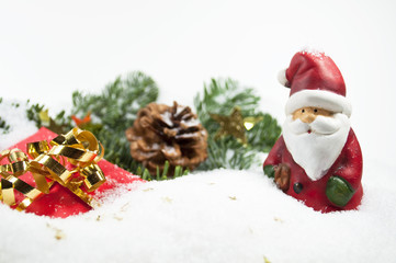 Fototapeta na wymiar Święty Mikołaj ze śniegiem i darowizn
