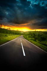 Naklejka premium road to the sunset