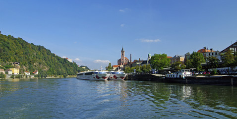 Flußkreuzfahrtschiffe auf der Donau