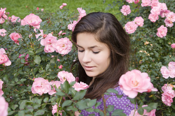 Fototapeta premium beautiful young girl with roses