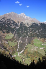 Bergkette in S&uuml;dtirol mit Bauernh&ouml;fen