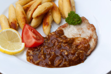 Schnitzel mit Zwiebelsoße,Schupfnudeln