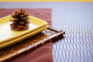 皿と松ぼっくり