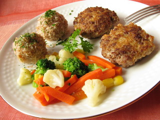 Dinkelbällchen mit Frikadelle und Kaisergemüse