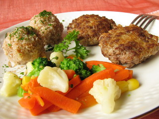 Dinkelbällchen mit Frikadelle und Kaisergemüse