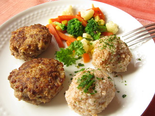 Dinkelbällchen mit Frikadelle und Kaisergemüse
