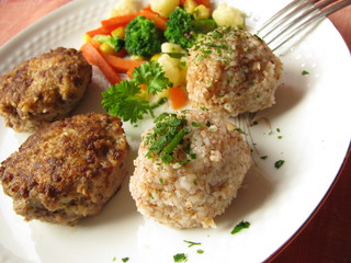 Dinkelbällchen mit Frikadelle und Kaisergemüse