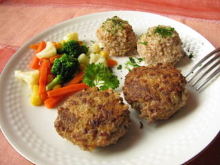Dinkelbällchen mit Frikadelle und Kaisergemüse