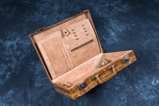 attach&eacute;-case 2