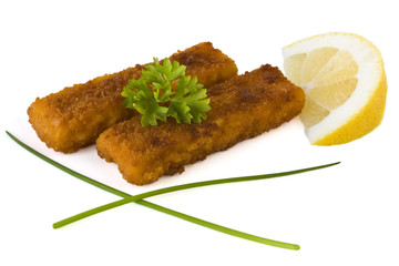 Fischstäbchen mit Zitrone und Petersilie isoliert