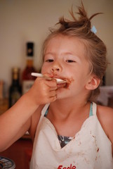 petite fille qui cuisine 2