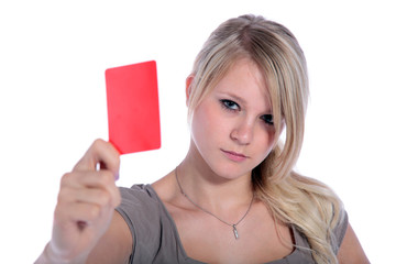 Junge Frau zeigt die rote Karte