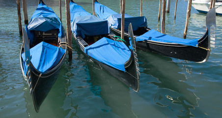 Fototapeta na wymiar Wenecja, gondole zacumowane