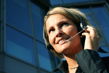 Geschäftsfrau CallCenter – Telefonieren in der Abendsonne
