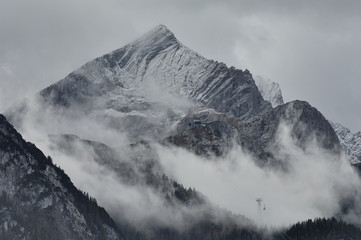 Die Alpspitze vor einem Gewitter