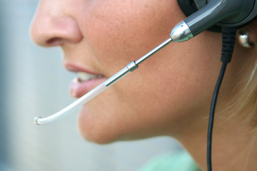 Schöne Business Frau im Büro - Callcenter