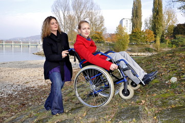Rollstuhlfahrerin mit Betreuerin