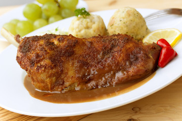 Gänsekeule mit Sosse,Knödeln-gebraten