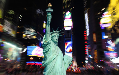 Fototapeta na wymiar Statua Wolności i Times Square