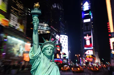 Papier Peint photo Lavable New York La statue de la Liberté et Times Square
