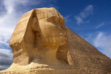 Fototapeta na wymiar Sphinx and pyramid