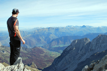 Naklejka premium Turysta w cyrku Lescun