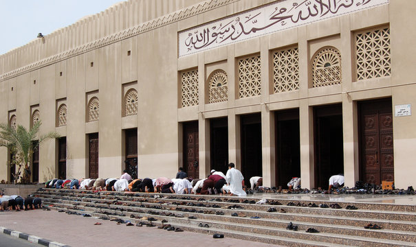 Gebet vor Moschee