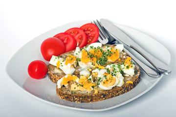 Brot mit Ei und Tomate