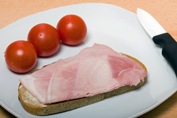 Schinkenbrot mit Tomaten