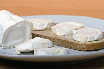 Brot mit Ziegenkaese