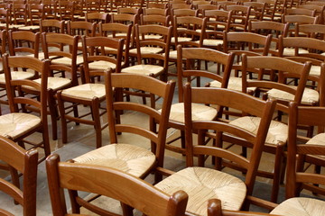 Ensemble de chaises vides dans une église
