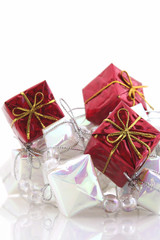 Petits paquets-cadeaux rouges et blanc nacrés