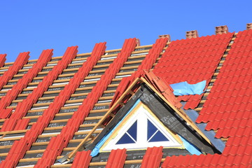 Neubau, Einfamilienhaus, Dachfannen, rote Dachziegel