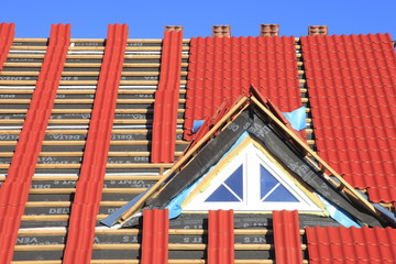 Neubau Einfamilienhaus Dachbalken Rohbau blauer Himmel