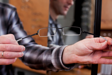 brille beim optiker