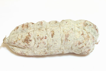 salame su sfondo bianco