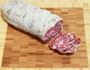 tagliere con salame
