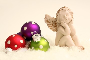 Engel mit Kugeln im Schnee