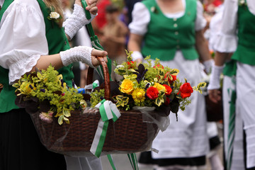 Landfrauen mit Blumenkörben bei einem Festumzug