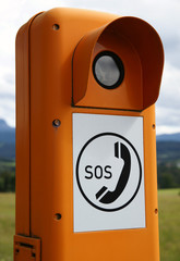 Notrufsäule mit SOS an der Autobahn