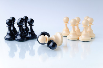 Schachfiguren kämpfen gegeneinander