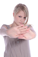 Fototapeta premium Junge Frau macht eine abweisende Gestik