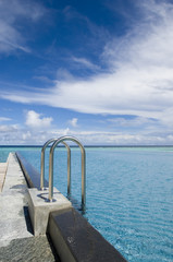 Pool Leiter Horizont und blauer Himmel in den Tropen
