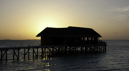 Fototapeta na wymiar Maldivian restauracja o zachodzie słońca, Mirihi, Malediwy
