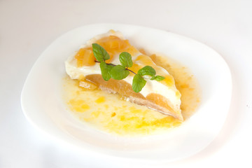 Vanilla cheesecake with peach and sweet sauce