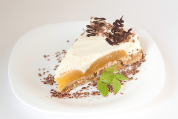 Vanilla cheesecake with peach and chocolate chips
