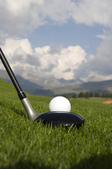 Golf Abschlag vor Kulisse mit Bergen