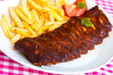 Spareribs , gegrillt,mit Pommes Frites