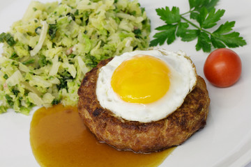 Frikadelle mit Wirsinggemüse, Spiegelei